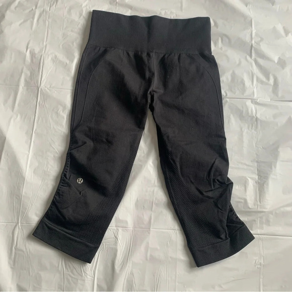 Lululemon capri black leggings  womans size 4 - Picture 6 of 7